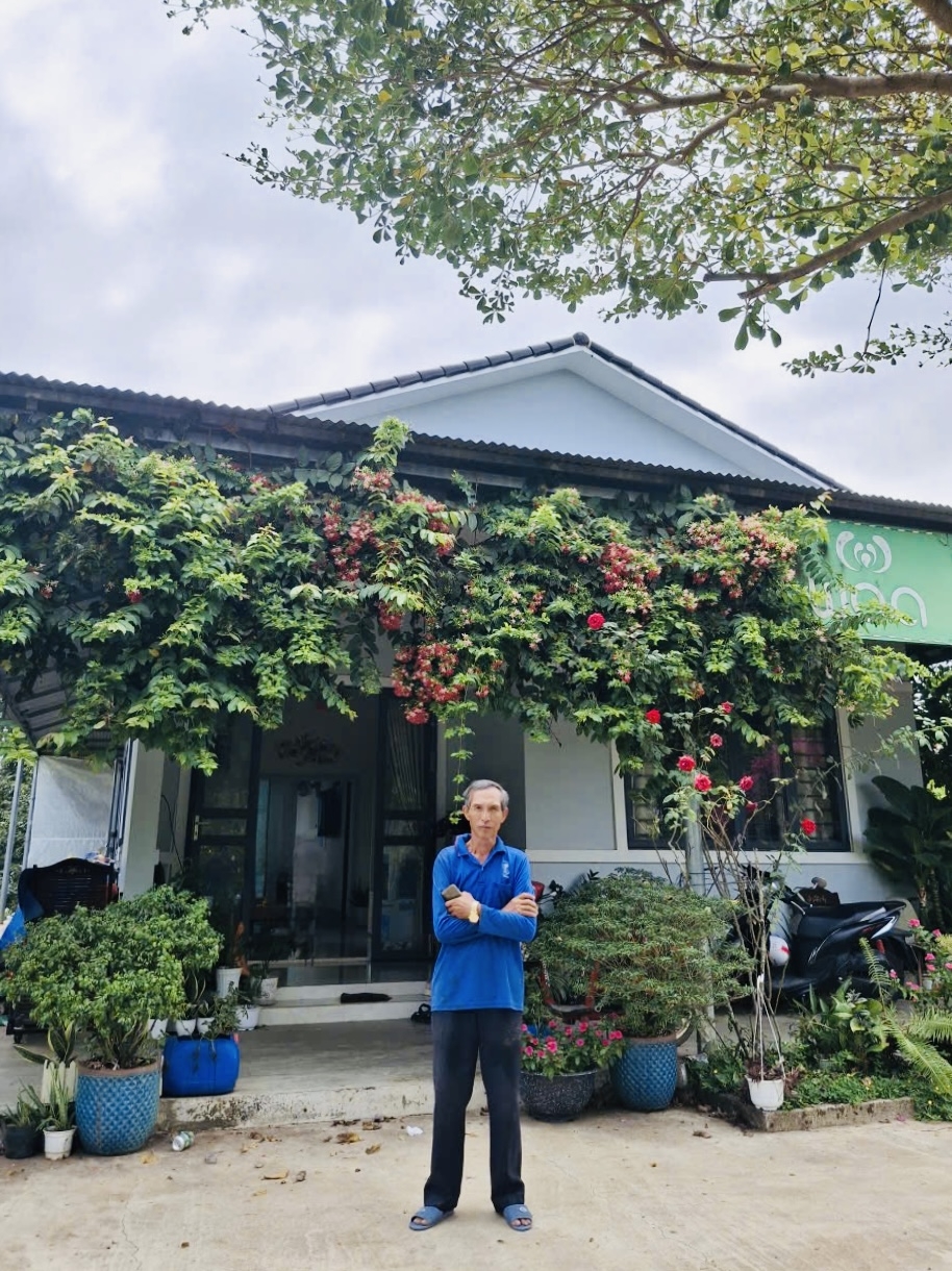 Cụ Nguyễn Văn Trung trước ngôi nhà xây khang trang của mình