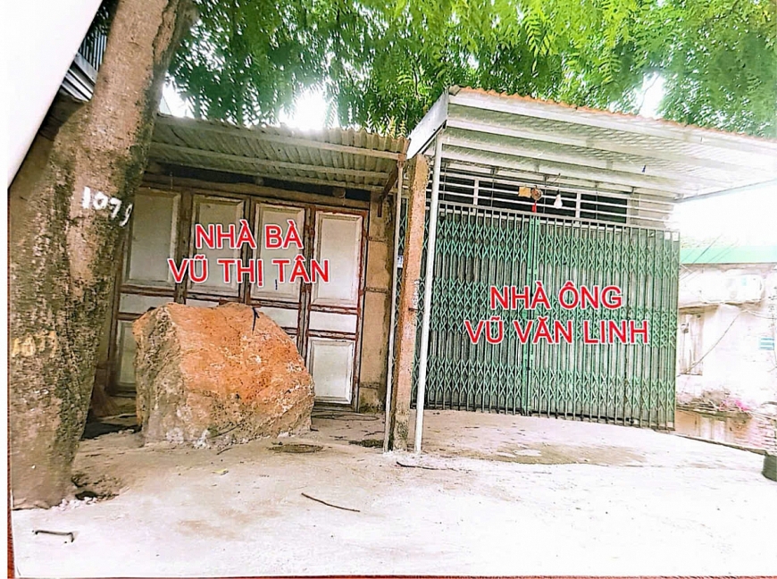 Hơn 10 năm kiến nghị, tảng đá vẫn án ngữ trước cửa quán Hơn 10 năm kiến nghị, tảng đá vẫn án ngữ trước cửa quán