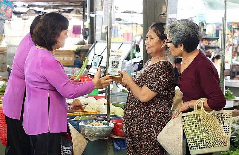 Người cao tuổi có nên thanh toán không tiền mặt?