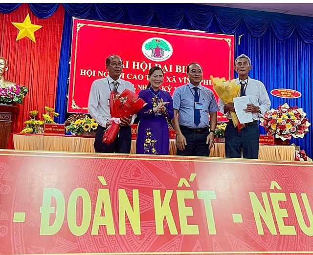 Bà Lê Hồng Thu, Phó Chủ tịch Hội NCT tỉnh Cà Mau tặng hoa chúc mừng Đại hội