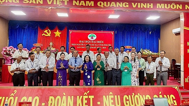 Lãnh đạo Hội NCT tỉnh Cà Mau, lãnh đạo địa phương cùng Ban Chấp hành Hội NCT xã Vĩnh Phước khóa I, nhiệm kỳ 2026–2031 chụp ảnh lưu niệm tại Đại hội.