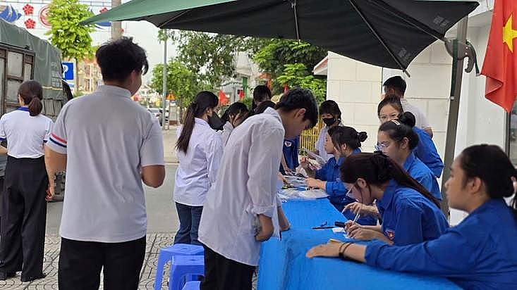  Các thí sinh Trường TH, THCS&THPT Yên Hưng  trước giờ thi đã đăng ký gửi điện thoại và các đồ dùng có liên quan cho đội thanh niên tình nguyện.