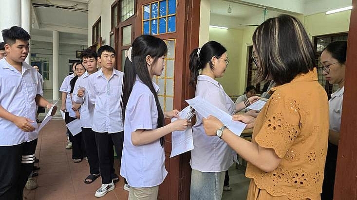                         Các thí sinh phấn khởi tự tin bước vào phòng thi.