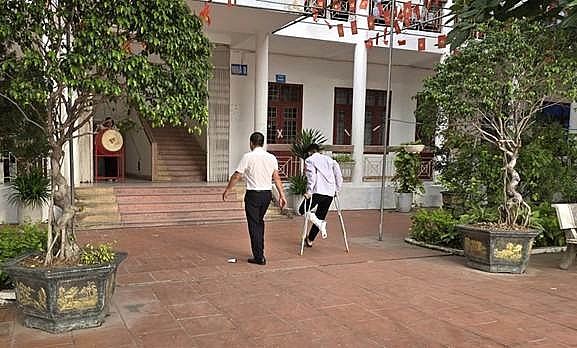Theo thầy giáo Phạm Huy Hoàng, Phó Hiệu trưởng Trường TH, THCS&THPT Yên Hưng, thí sinh Bùi Quốc Đức  học sinh của nhà trường trước ngày thi bị tai nạn đã được các tình nguyện viên đưa, đón, được Hội đồng thi bố trí bàn, ghế ngồi hợp lý nhất giúp em tự tin làm bài thi.  