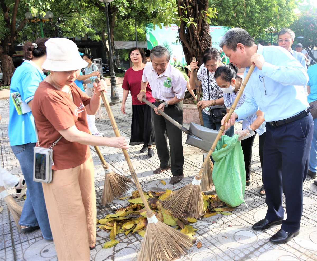 Người cao tuổi Thủ đô gương mẫu lan tỏa trách nhiệm bảo vệ môi trường