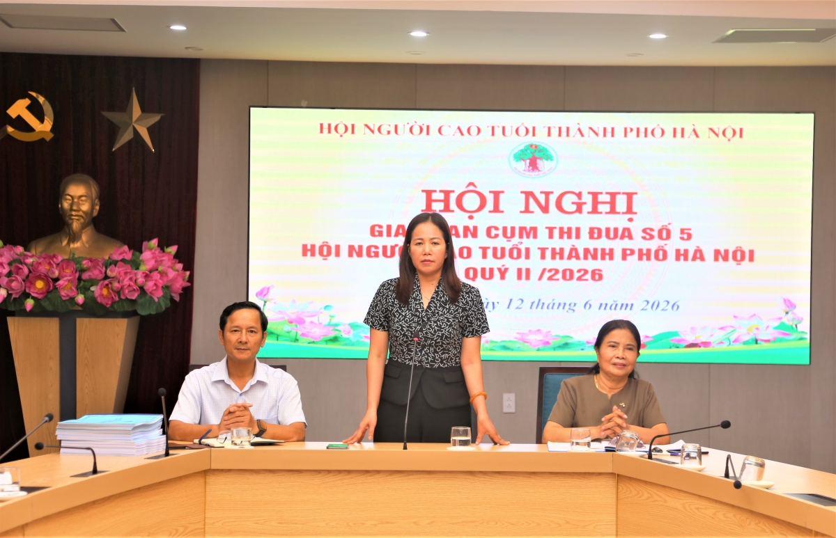 Bà Phùng Thị Hoài Hương phát biểu