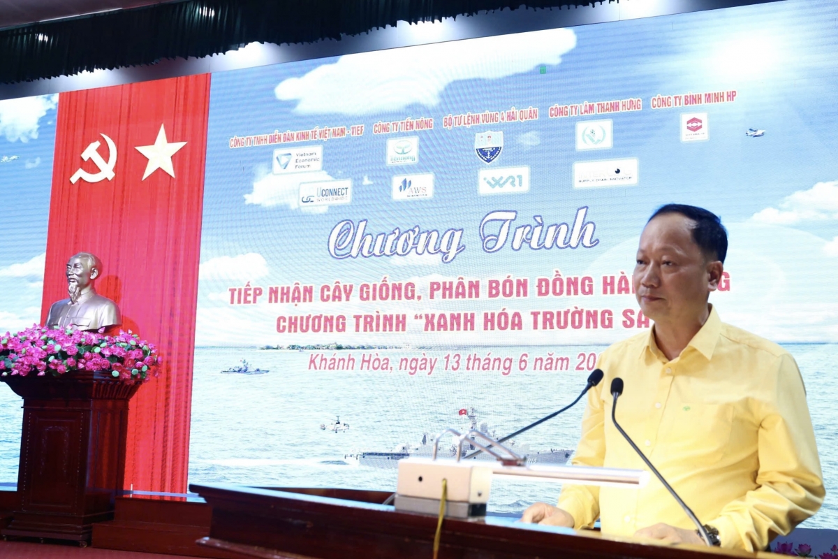 Tiến Nông trao tặng 230 tấn phân bón, chung tay “Xanh hóa Trường Sa”