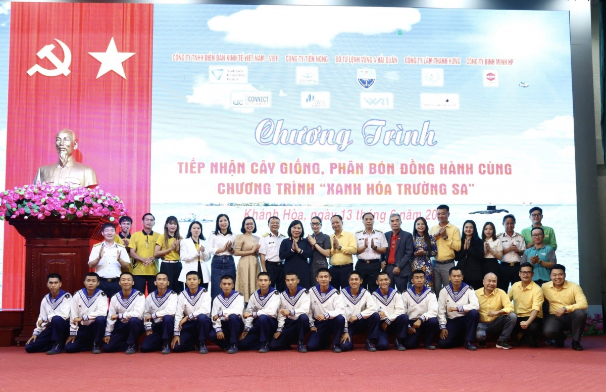 Tiến Nông trao tặng 230 tấn phân bón, chung tay “Xanh hóa Trường Sa”