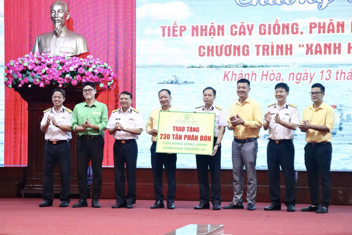Tiến Nông trao tặng 230 tấn phân bón, chung tay “Xanh hóa Trường Sa”