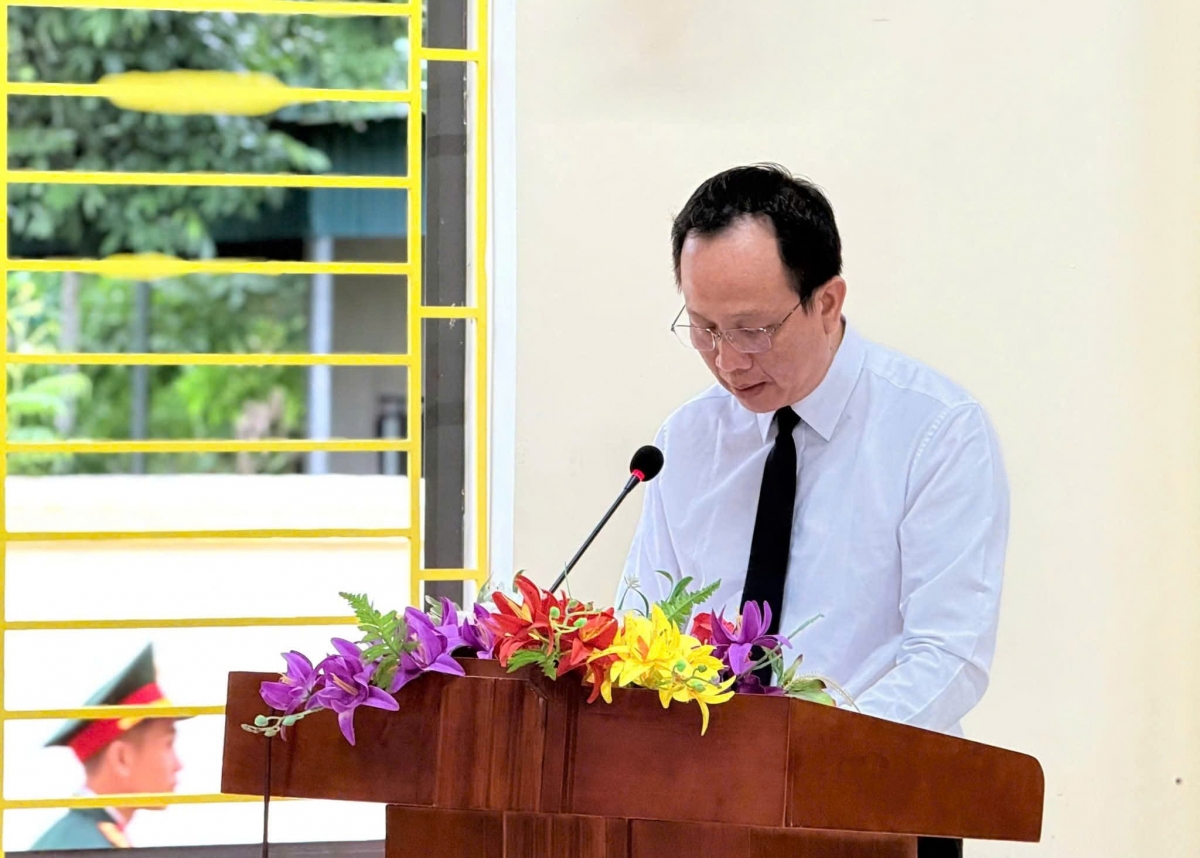 Ông Nguyễn Văn Hà, Chủ tịch UBND xã Quỳ Châu phát biểu tri ân liệt sĩ Lê Huy Chiến tại buổi lễ truy điệu.