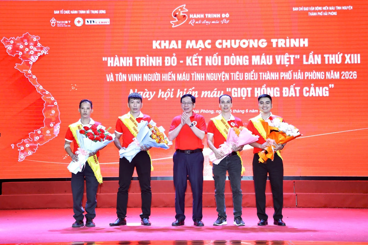 Phó Chủ tịch UBND thành phố Vũ Tiến Phụng tặng hoa tri ân các cá nhân tiêu biểu có 40 đến 68 lần hiến máu