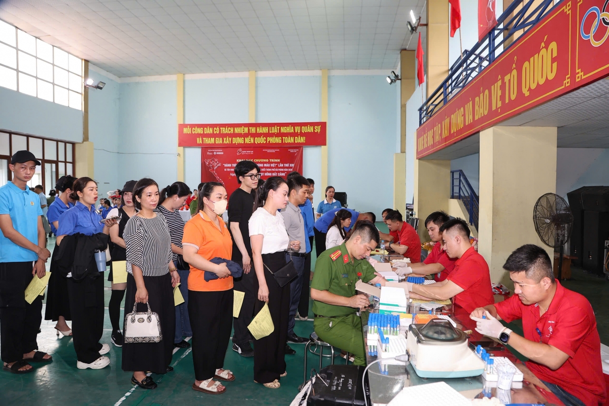 Đông đảo đoàn viên, thanh niên, cán bộ, chiến sĩ lực lượng vũ trang và Nhân dân tham gia đăng ký hiến máu