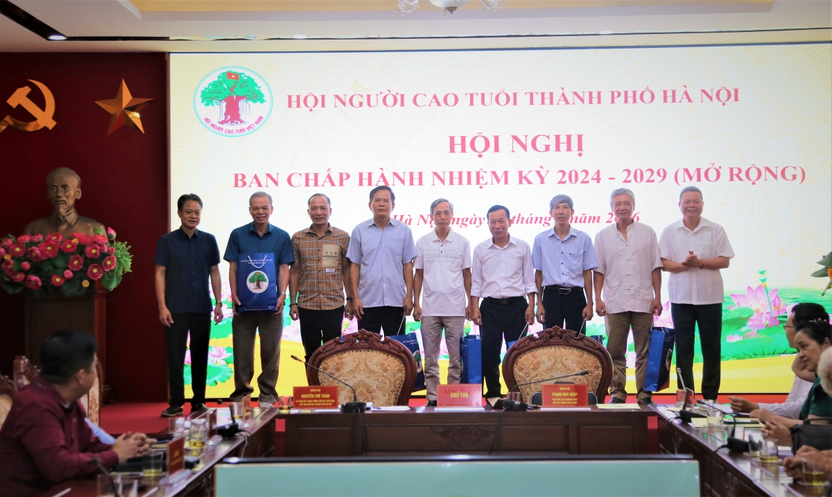 Tặng quà tri ân những cán bộ không tham gia Ban Chấp hành mới