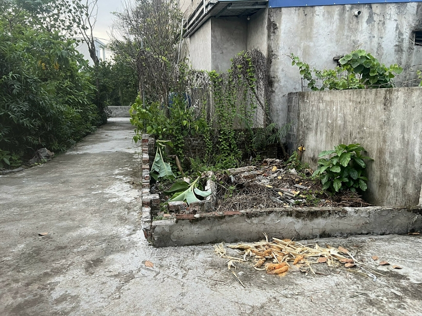 Khu đất công hiện nay vẫn còn bị xây bao, chưa đập bỏ hết kéo dài nhiều năm, khiến bà Trần Thị Thanh bức xúc.