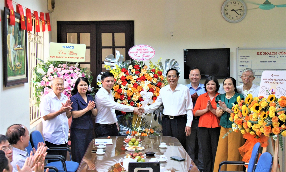 Lãnh đạo Trung ương Hội NCT Việt Nam tặng hoa chúc mừng Tạp chí Người cao tuổi