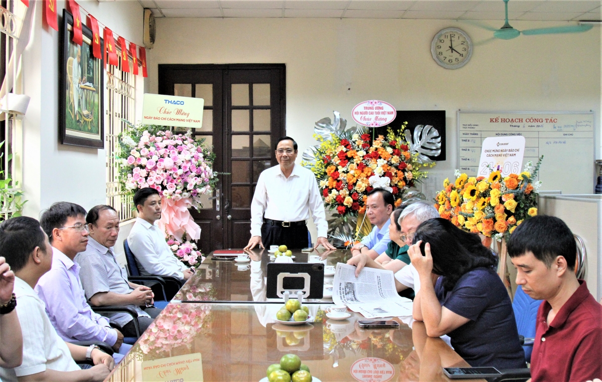 Lãnh đạo Trung ương Hội NCT Việt Nam tặng hoa chúc mừng Tạp chí Người cao tuổi