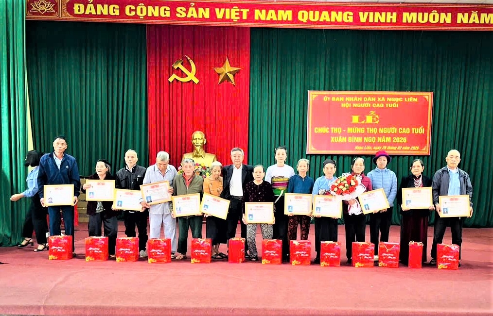 Mừng thọ, tặng quà NCT xã Ngọc Liên, tỉnh Thanh Hóa