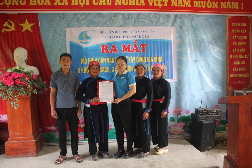 Trao quyết định cho Ban quản lý mô hình “Gia đình 5 không, 3 sạch, 3 an”.
