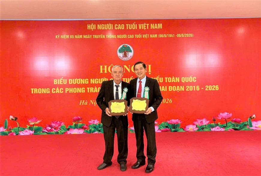 Ông Thái Đình Hoàng (bên phải) tại Hội nghị biểu dương NCT tiêu biểu toàn quốc giai đoạn 2016-2026.