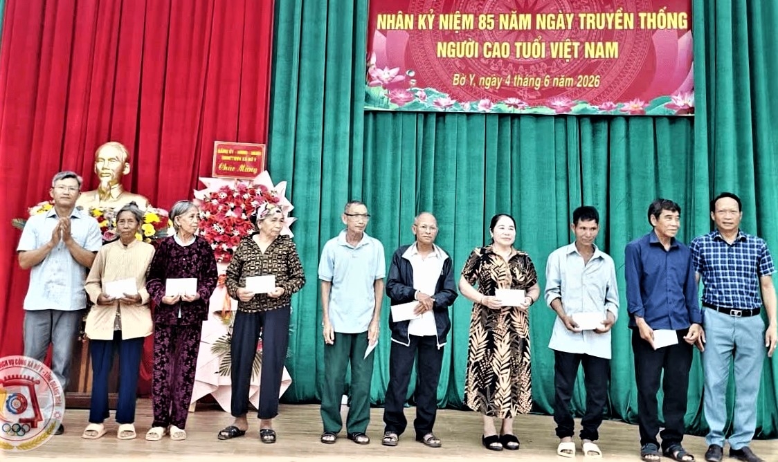Hội NCT xã Bờ Y, tỉnh Quảng Ngãi tặng quà NCT hoàn cảnh khó khăn