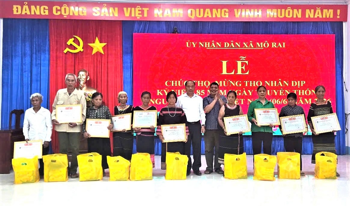 Lãnh đạo xã Mô Rai tặng quà mừng thọ NCT
