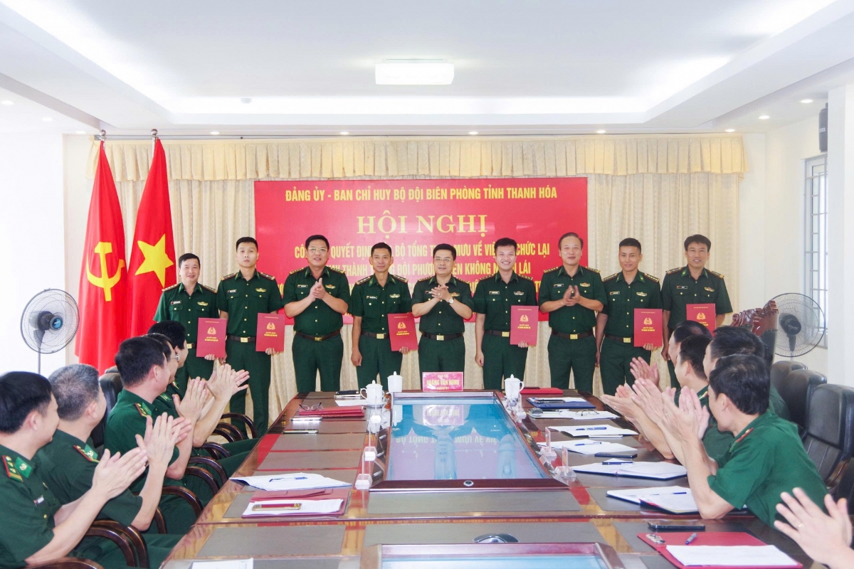 Trao các Quyết định về công tác nhân sự Trung đội phương tiện không người lái tại Hội nghị
