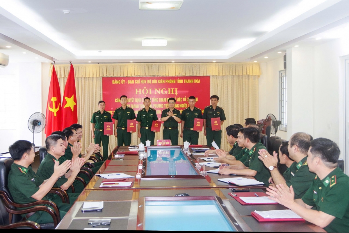 Trao các Quyết định về nhân sự Trung đội phương tiện không người lái tại  Hội nghị