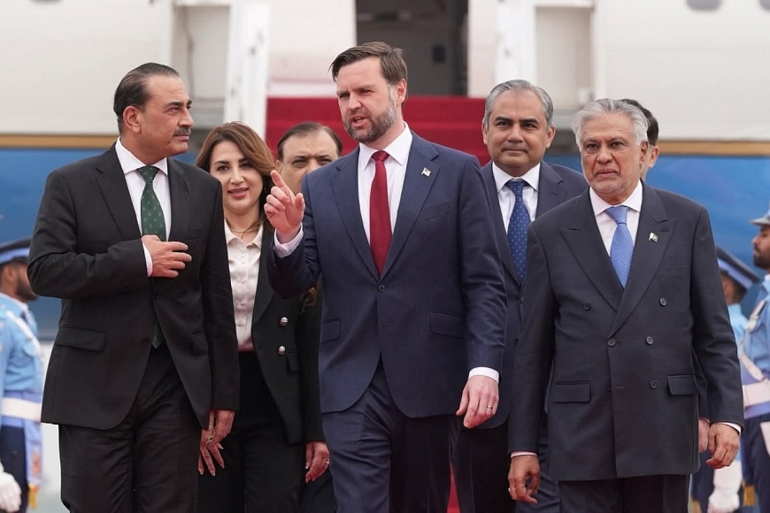 Phó Tổng thống JD Vance (giữa, phía trước) dẫn đầu phái đoàn Mỹ tới Pakistan để tham gia cuộc đàm phán với phía Iran ngày 11/4/2026.  Ảnh: THX/TTXVN