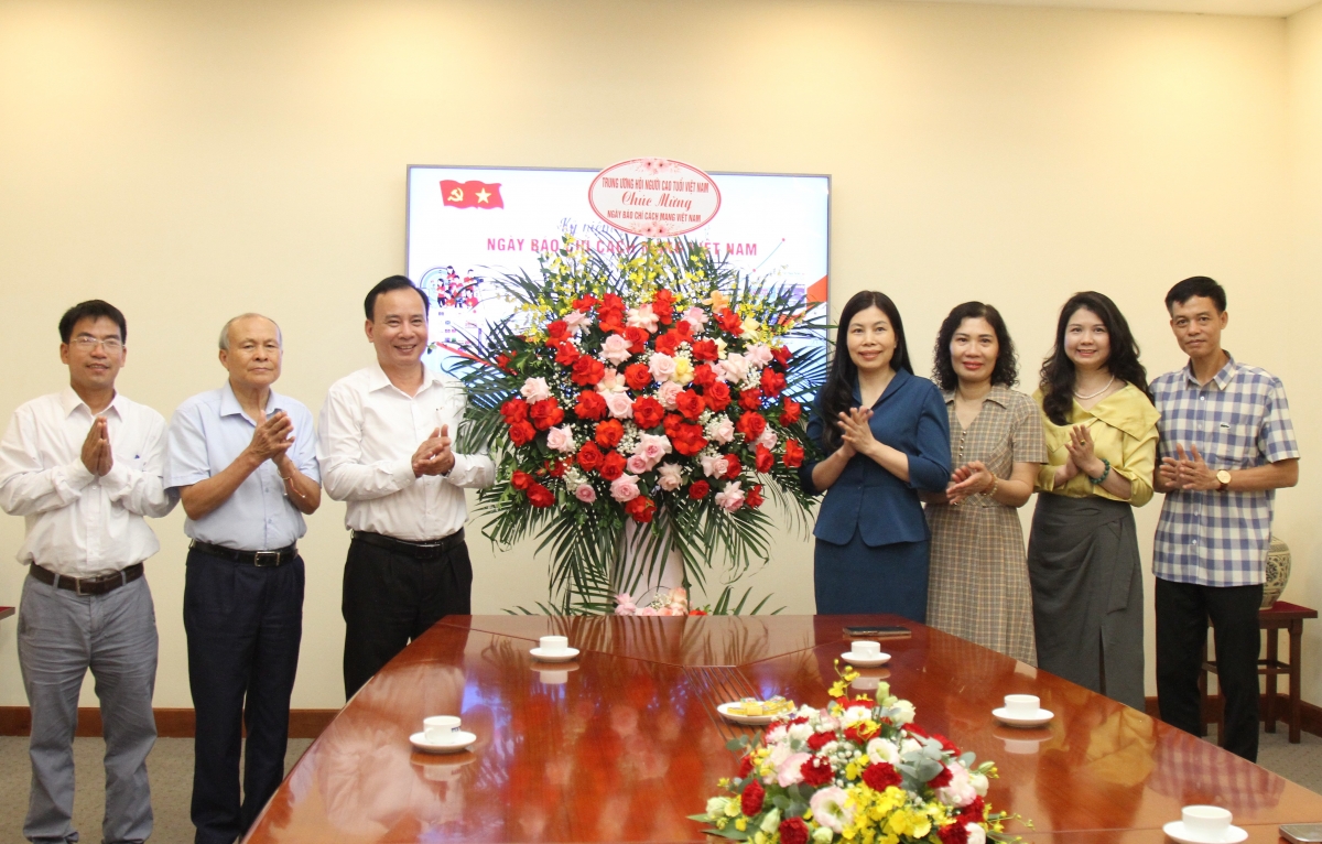 Lãnh đạo Trung ương Hội NCT Việt Nam tặng hoa chúc mừng nhân Ngày Báo chí Cách mạng Việt Nam 21/6 tại TTX Việt Nam