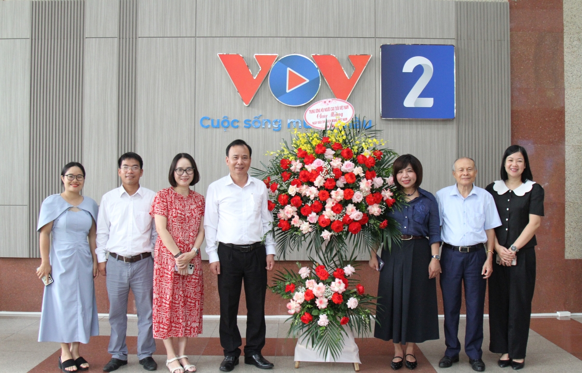 Lãnh đạo Trung ương Hội NCT Việt Nam tặng hoa chúc mừng Đài Tiếng nói Việt Nam