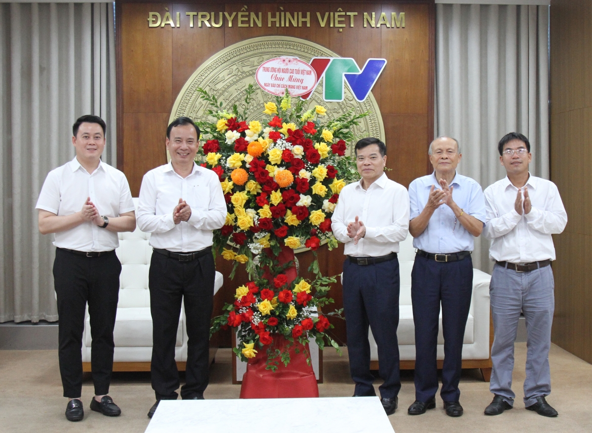Lãnh đạo Hội NCT Việt tặng hoa chúc mừng nhân dịp Ngày Báo chí Cách mạng Việt Nam 21/6 tại Đài Truyền hình Việt Nam