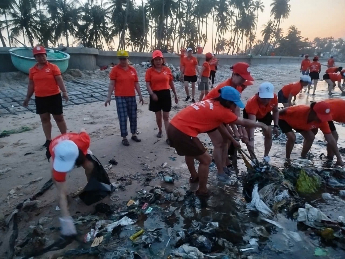 Người cao tuổi phường Mũi Né chung tay bảo vệ môi trường biển