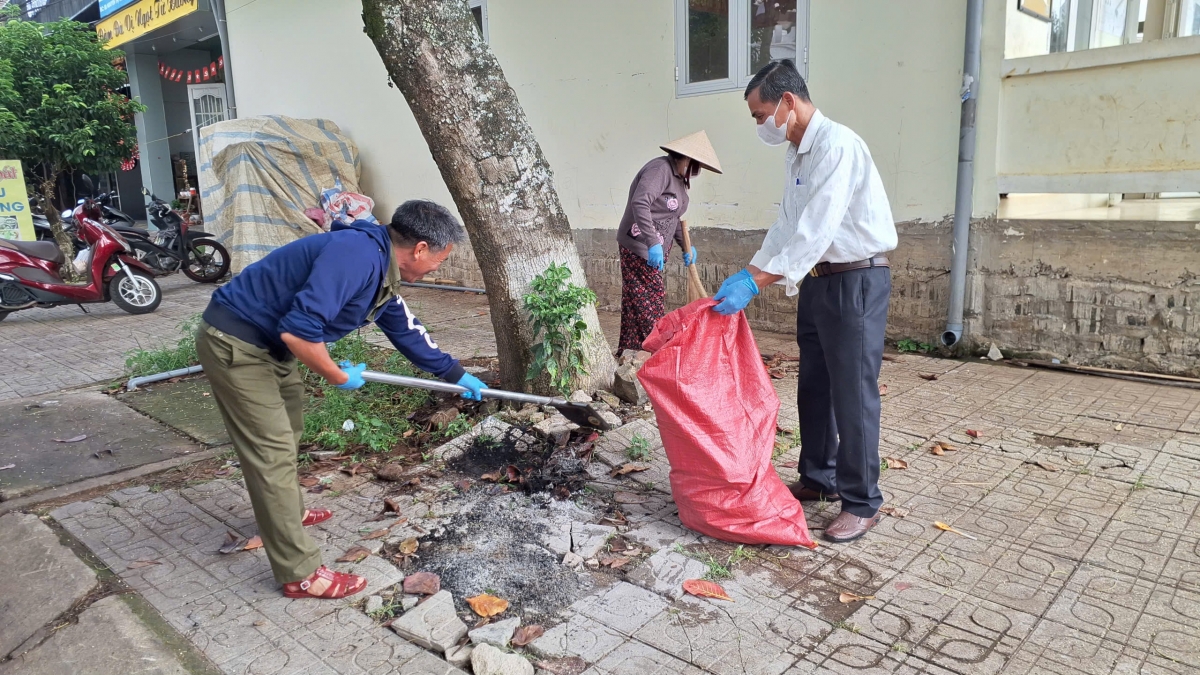 Người cao tuổi tham gia dọn rác đường phố 
