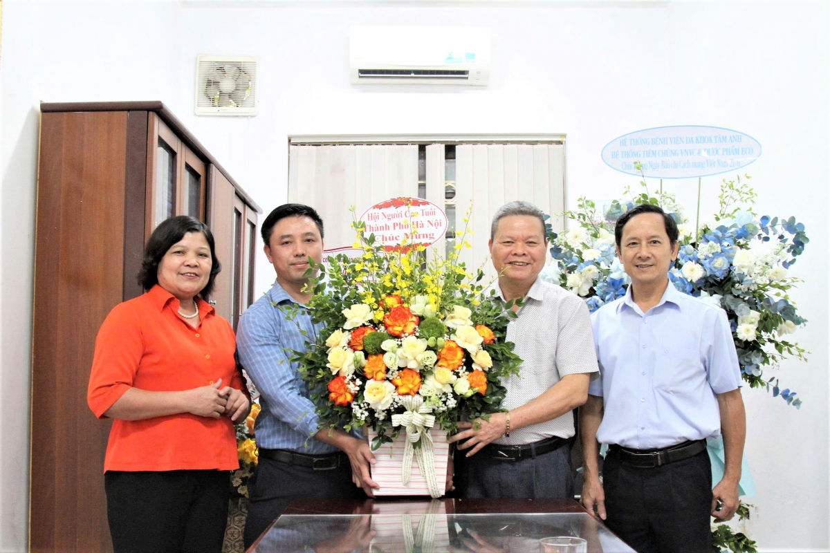 Lãnh đạo Hội NCT TP Hà Nội chúc mừng Tạp chí Người cao tuổi nhân kỷ niệm 101 năm Ngày Báo chí Cách mạng Việt Nam