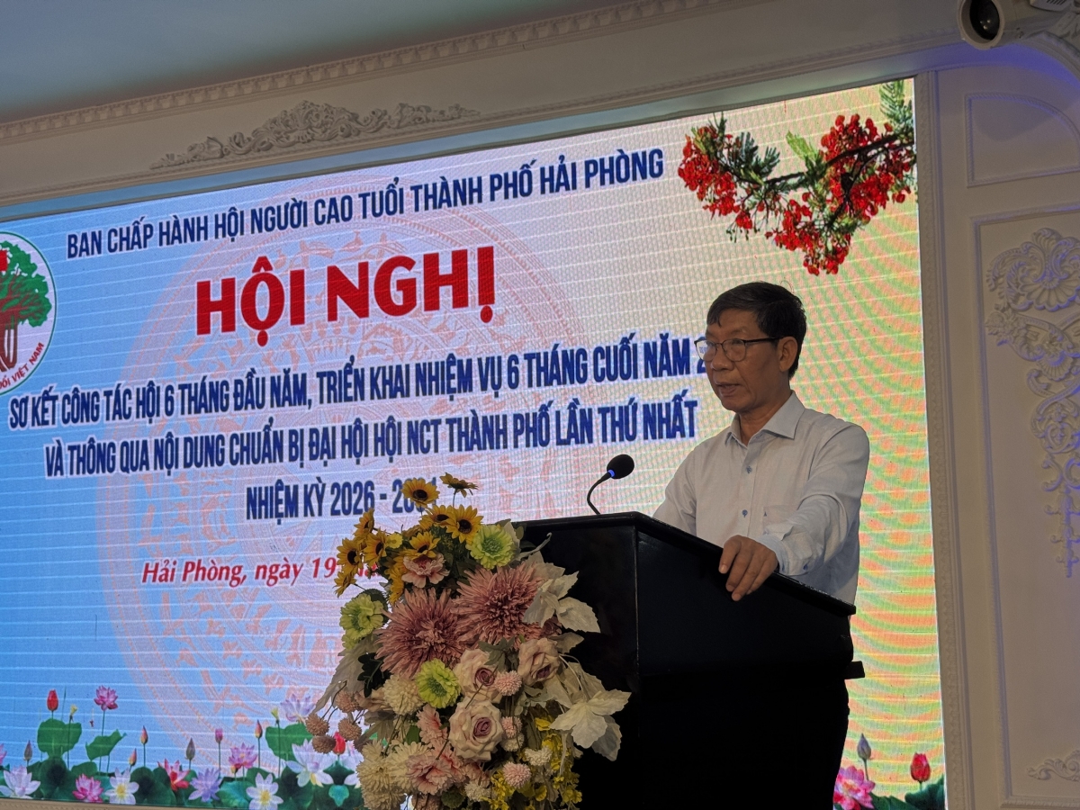 Ông Lê Văn Nhã – chủ tịch Hội NCT TP Hải Phòng phát biểu tại Hội nghị