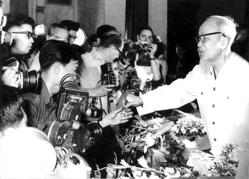Chủ tịch Hồ Chí Minh gặp gỡ phóng viên các cơ quan báo chí trong và ngoài nước tại Thủ đô Hà Nội (5/1968).                                                                                                                          Ảnh: TTXVN