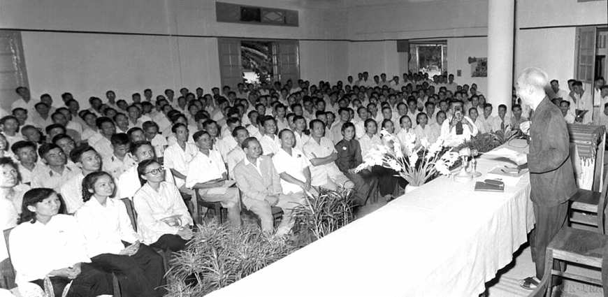 Tại Đại hội lần thứ III Những người viết báo Việt Nam, Chủ tịch Hồ Chí Minh căn dặn: “Cán bộ báo chí cũng là chiến sĩ cách mạng. Cây bút, trang giấy là vũ khí sắc bén” (8/9/1962). 