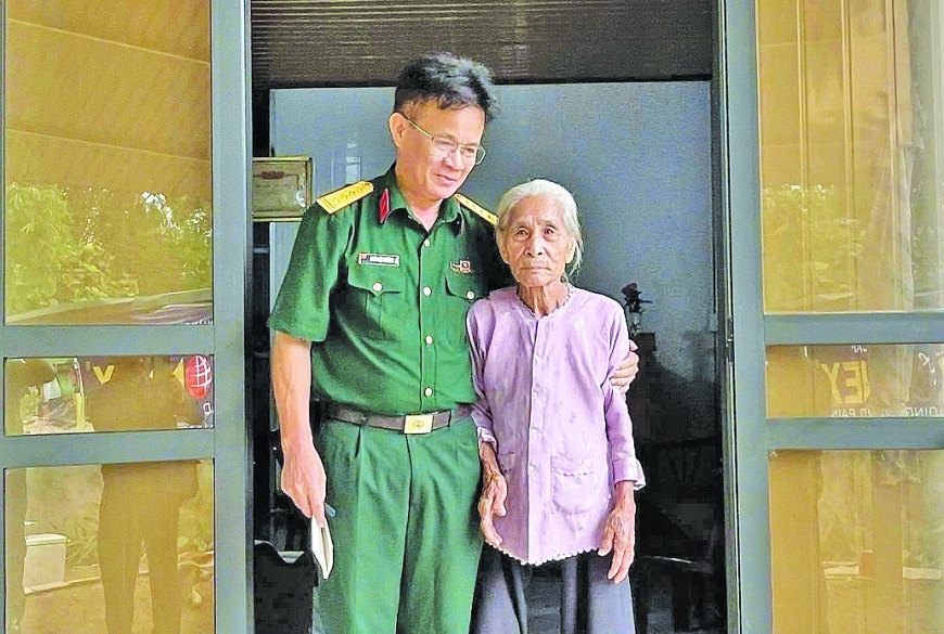 Tác giả và cụ Nguyễn Thị Vinh (92 tuổi), mẹ liệt sĩ ở tỉnh Lào Cai.