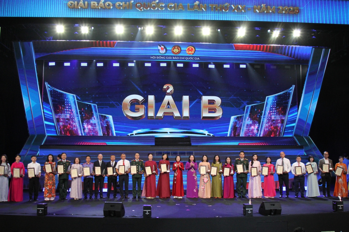 Bí thư Trung ương Đảng, Phó Chủ tịch nước Võ Thị Ánh Xuân; Ủy viên Trung ương Đảng, Phó Chủ tịch Quốc hội Nguyễn Thị Thanh trao giải B - Giải Báo chí Quốc gia năm 2025 cho các tác giả, nhóm tác giả đạt giải. 