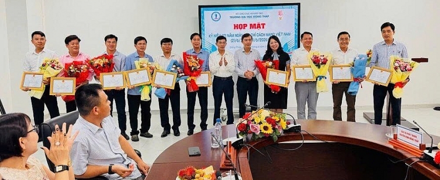 TS. Trương Tấn Đạt, Hiệu trưởng Trường Đại học Đồng Tháp (thứ 5 từ phải sang) và PGS.TS. Hồ Sỹ Thắng, Phó Hiệu trưởng Trường Đại học Đồng Tháp trao Giấy khen và tặng hoa cho các cá nhân tiêu biểu (Ảnh: Tùng Thiện