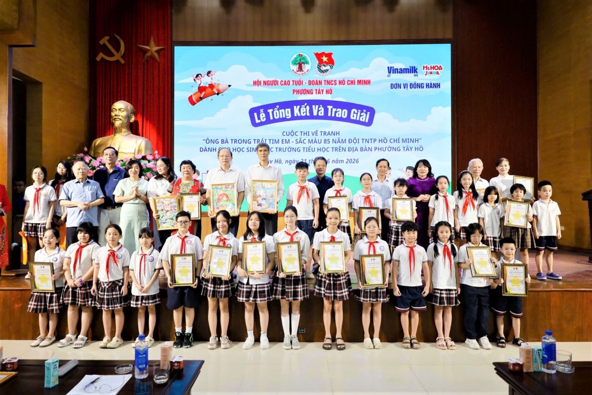 Ban tổ chức trao thưởng cho các tác giả đoạt giải