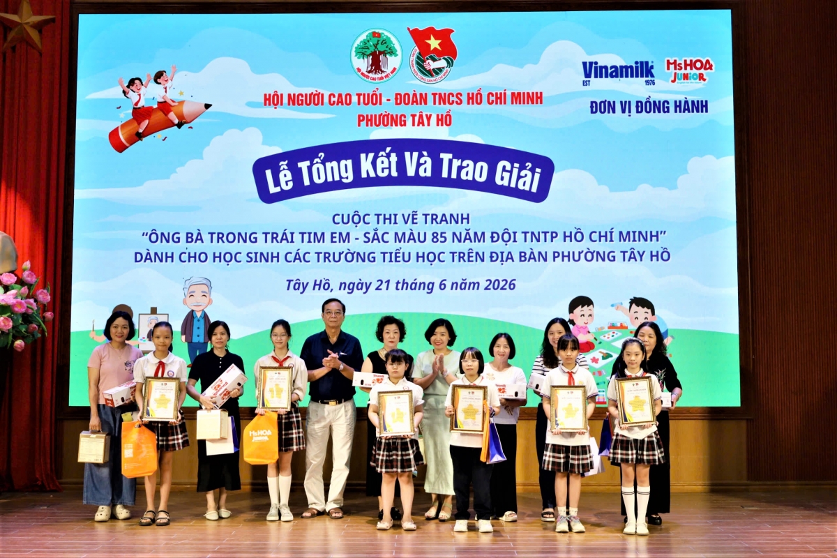 Ban tổ chức trao thưởng cho các tác giả đoạt giải