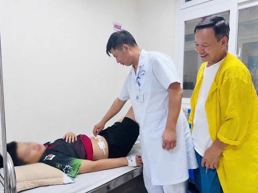 Phẫu thuật cấp cứu cho 2 bệnh nhi bị thủng ruột do nuốt phải xương lợn