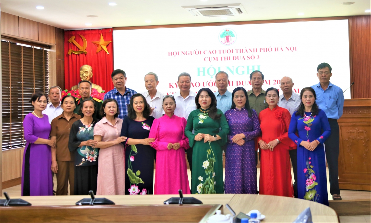 Các đại biểu chụp ảnh lưu niệm