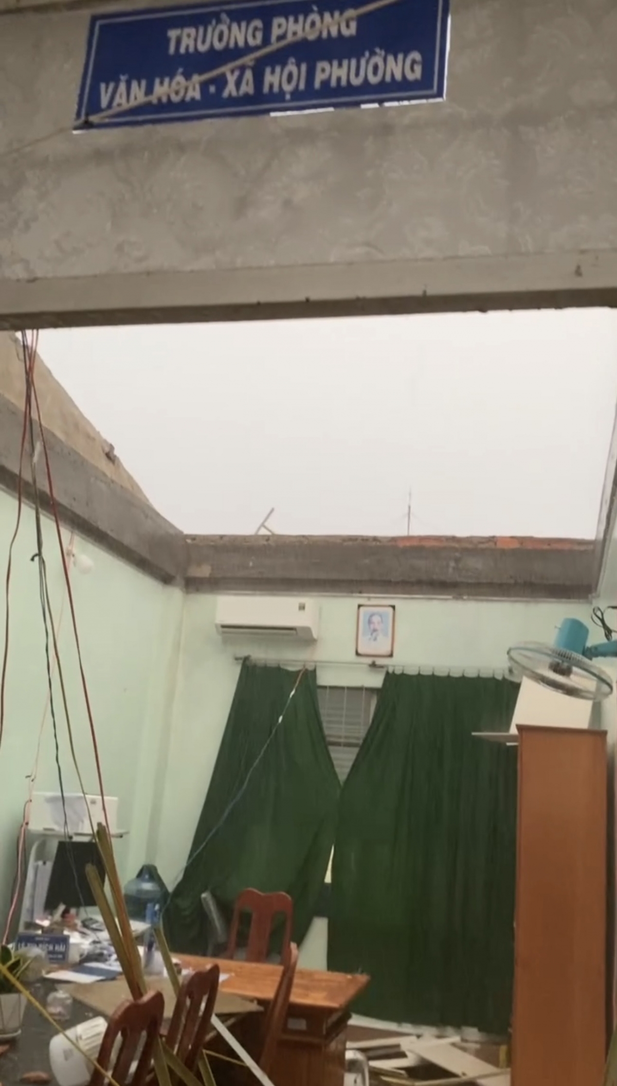 Mưa lớn kèm dông lốc gây thiệt hại tại trụ sở UBND phường Hàm Thắng