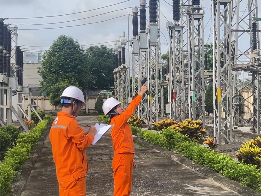 Chị Phạm Thị Minh Liên – lặng thầm nơi những vị trí đặc thù, với sự điềm tĩnh và chính xác, khẳng định vai trò của phụ nữ trong những công việc đòi hỏi kỷ luật và trách nhiệm cao.