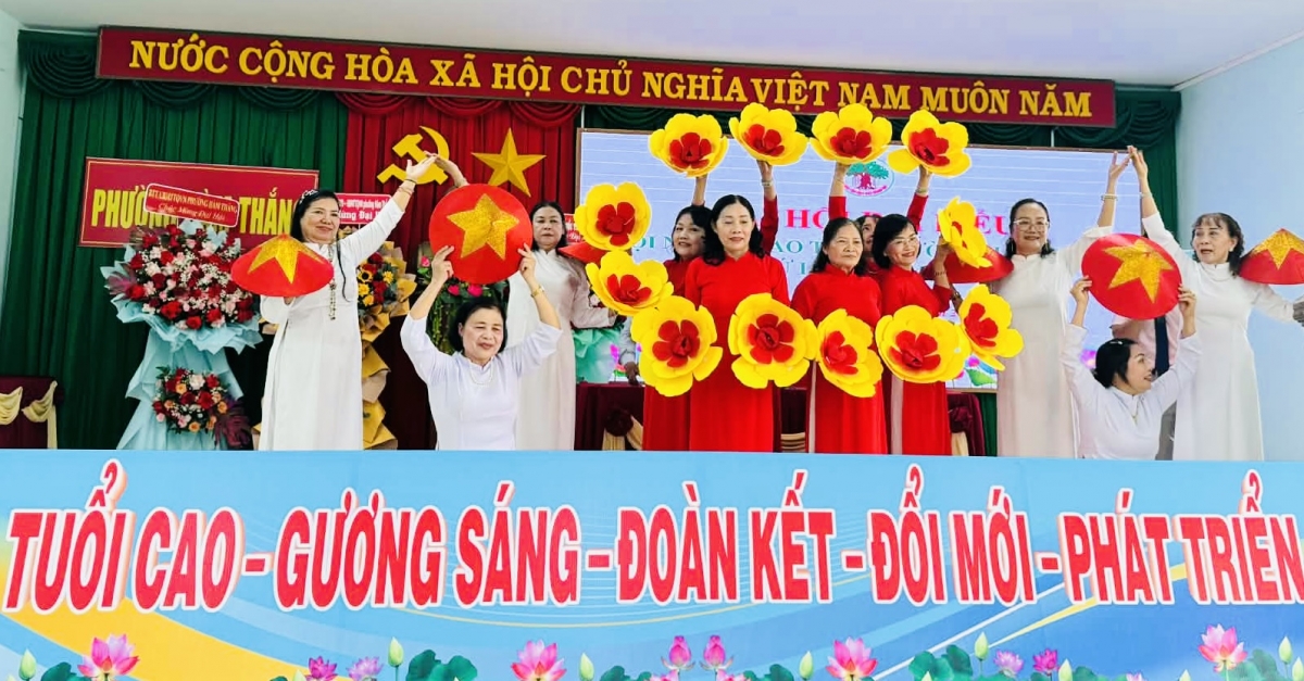 Văn nghệ chào mừng Đại hội Hội Người cao tuổi phường Hàm Thắng