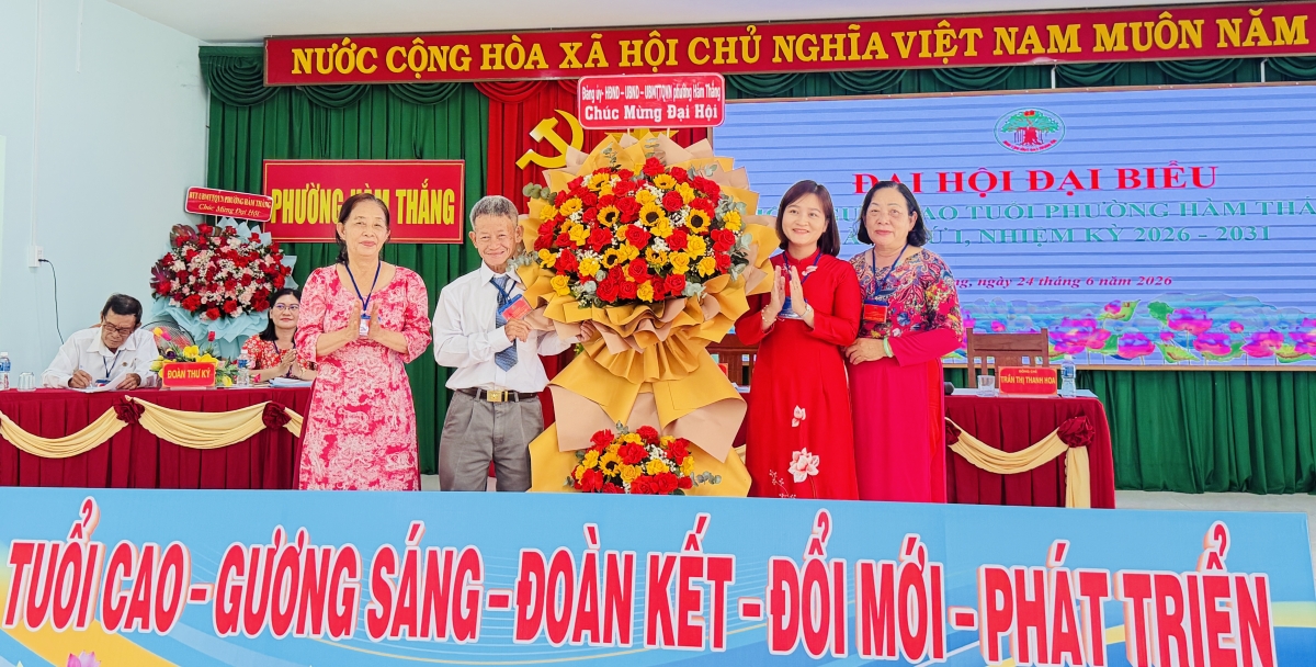 Đại diện lãnh đạo phường Hàm Thắng tặng hoa cho Đại hội