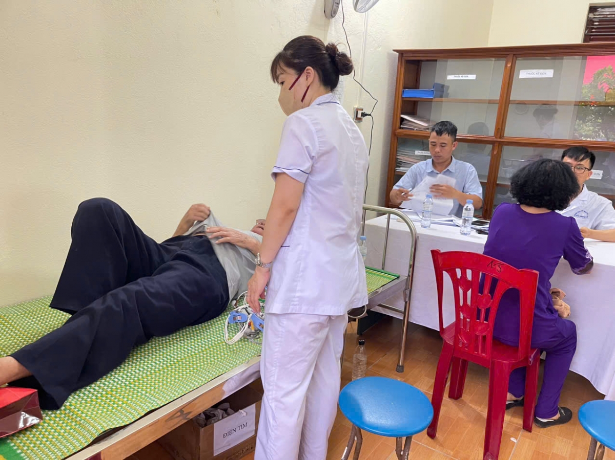 Song song với hoạt động khám, người cao tuổi còn được tư vấn sức khỏe, hướng dẫn chế độ dinh dưỡng, luyện tập và kỹ năng phòng bệnh. 