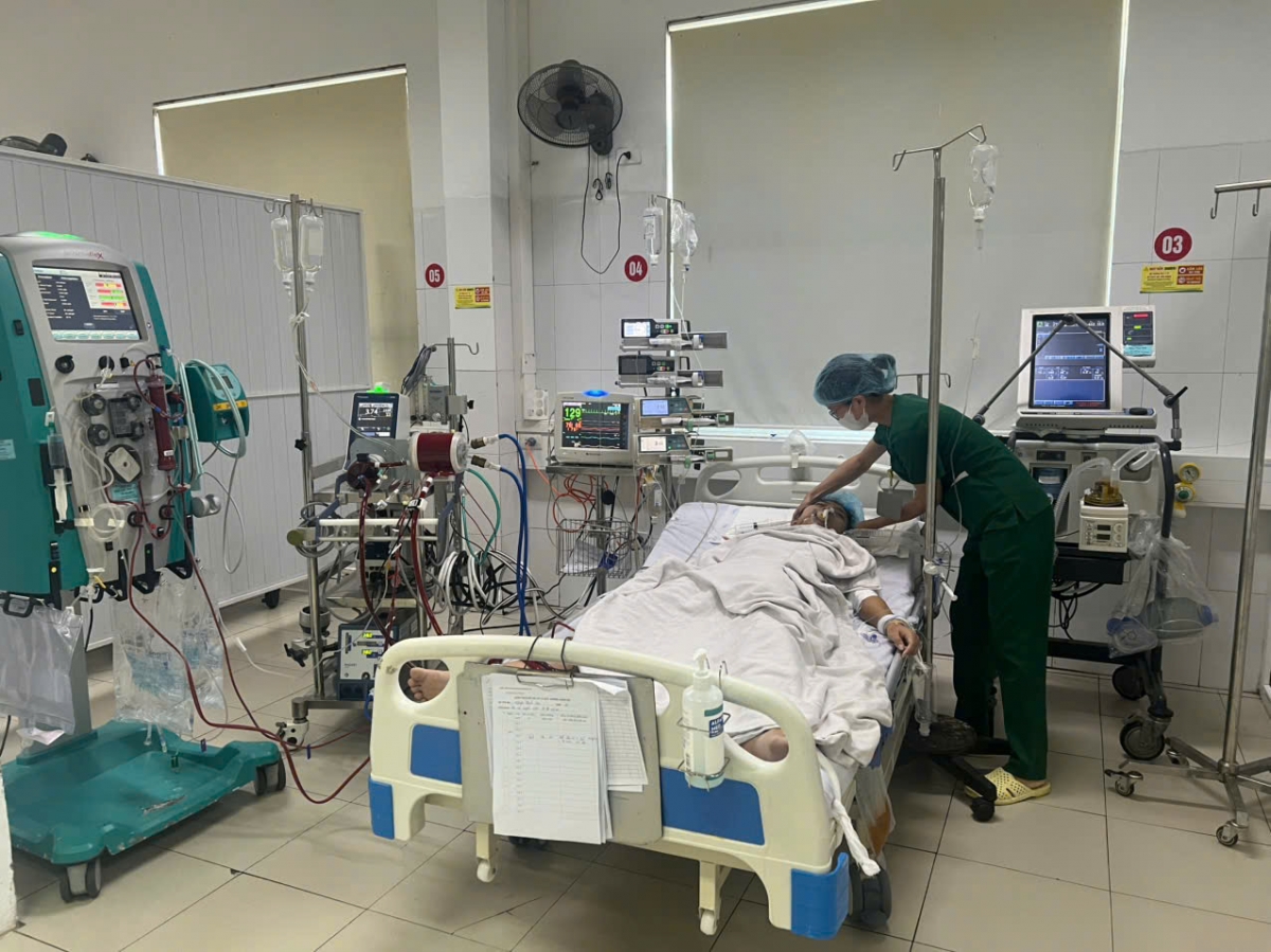 Người bệnh được chăm sóc tích cực tại khoa Hồi sức tích cực, Bệnh viện đa khoa Nghệ An